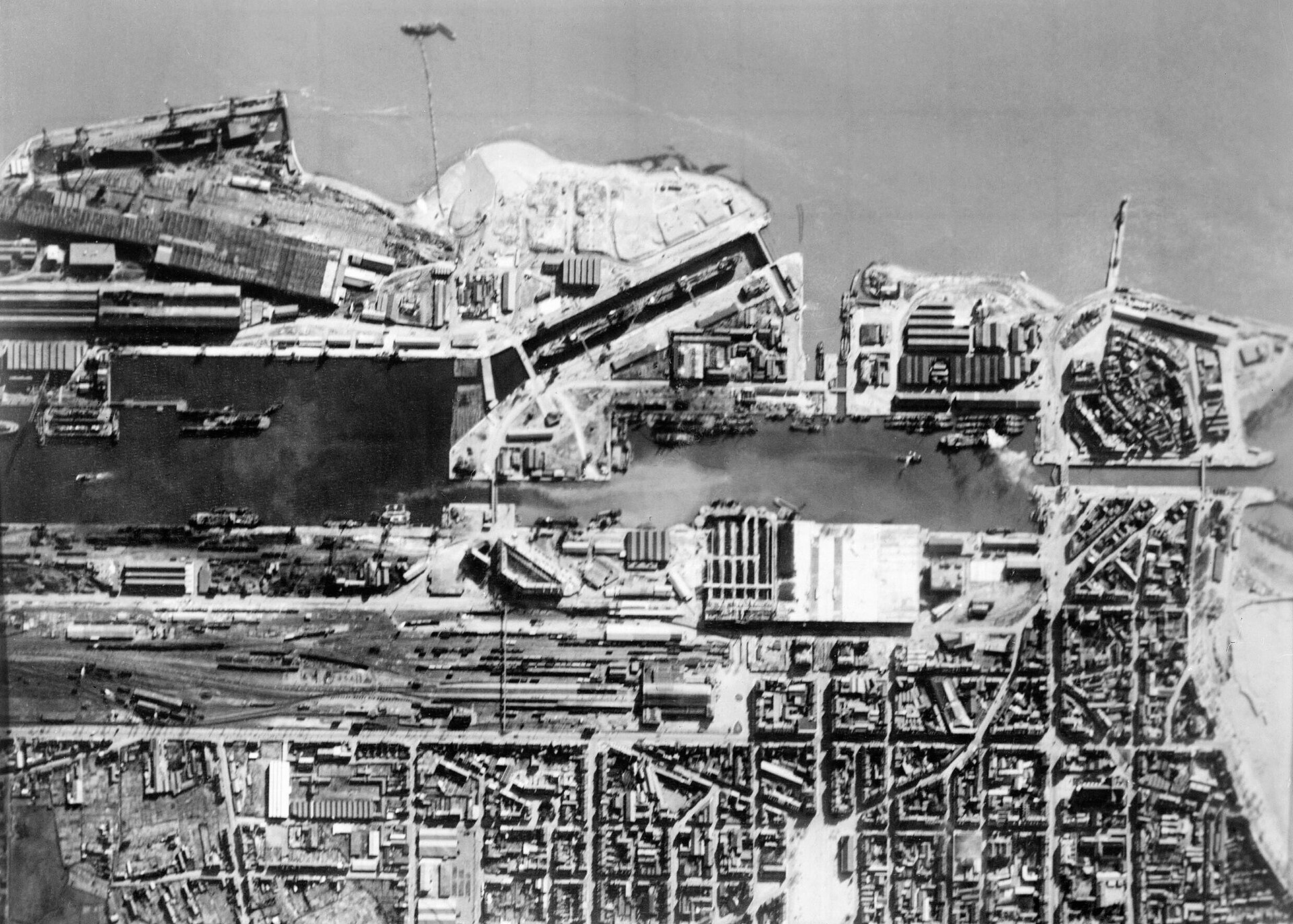 The chaotic night raid on Saint Nazaire, under heavy fire